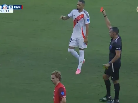 Miguel Araujo expulsado después de falta peligrosa y revisión posterior VAR