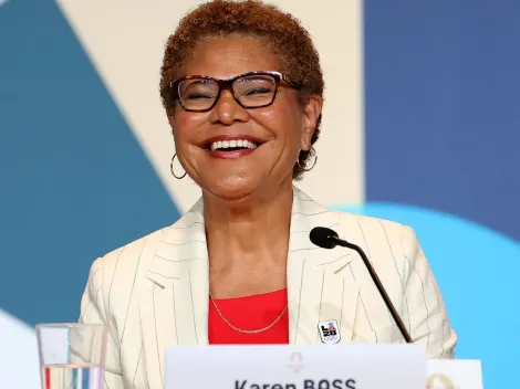 ¿Quién es Karen Bass, la mujer que recibió la bandera olímpica en París 2024?