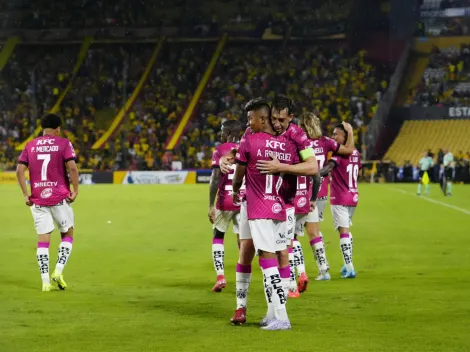 La polémica pancarta con la que recibieron a los jugadores de Independiente del Valle