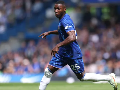 VIDEO | Moisés Caicedo tira dura falta y se gana insólito apodo