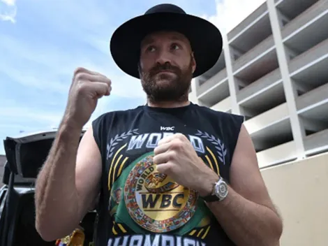 Tyson Fury canta en su camerino antes de enfrentar a Deontay Wilder