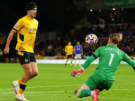 ¡Golazo! Raúl Jiménez ridiculizó a Jordan Pickford picándole el balón