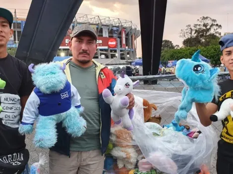 ¿Por qué los aficionados arrojan peluches?