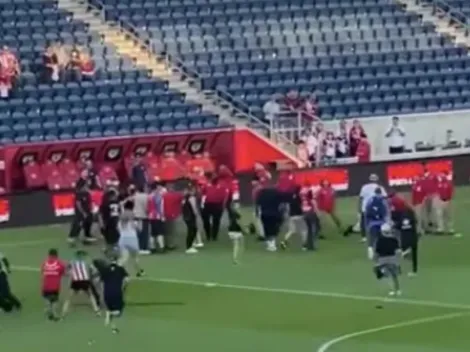 Fans de Chivas pelearon contra la seguridad en el Clásico Tapatío