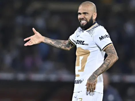 Uniforme blanco no agrada a Dani Alves para el partido contra Barcelona