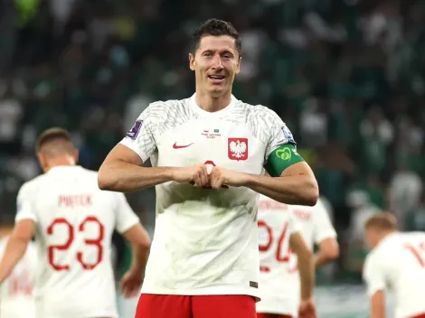 Fan del éxito: Tras el gol de Lewandowski, un saudí se sacó la playera de su país y mostró la de Polonia