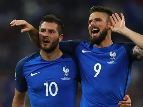 Olivier Giroud sorprendido con un gesto de André-Pierre Gignac