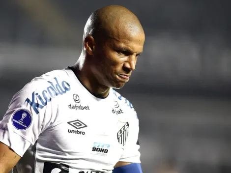 El ex-Rayados Carlos Sánchez fue apartado en Santos por problemas cardiacos