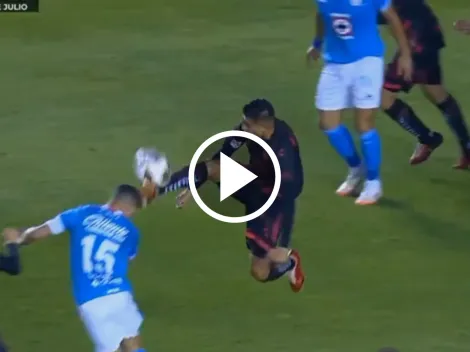 Así quedó la cabeza de Nacho Rivero tras un choque en el partido de Cruz Azul