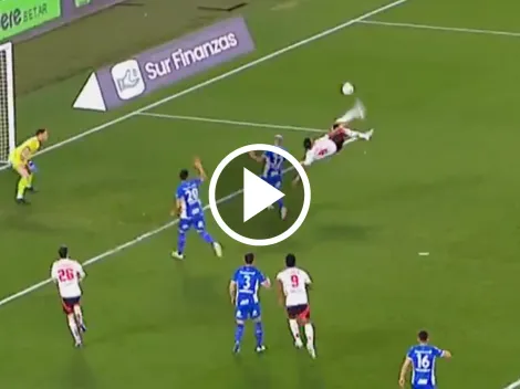 Video: la espectacular acrobacia de Maxi Meza que casi acaba en gol