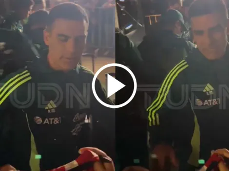 VIDEO: la reacción viral de Rafa Márquez al recibir una camiseta de Chivas para firmar