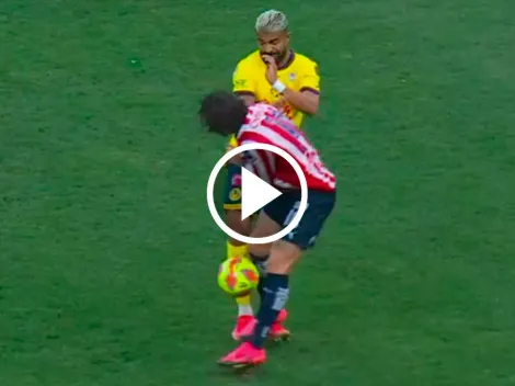 Grave error de Cade Cowell: jugada brusca, patada y roja en sólo instantes en el Clásico Nacional