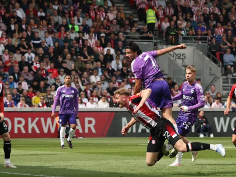 Raúl Jiménez se eleva y marca de cabeza para Fulham en la Premier ante Brentford