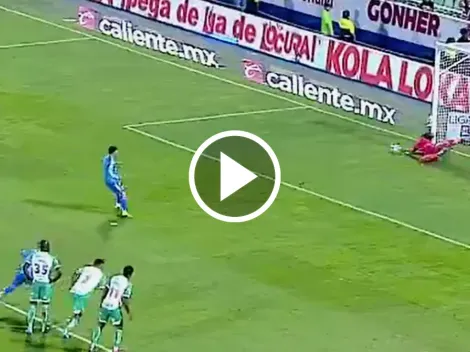 Carlos Acevedo le contuvo un penal a Ángel Correa en Santos vs. Tigres