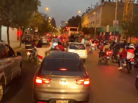¡La mejor hinchada del mundo! Gigantesca caravana de autos siguió al bus de Perú