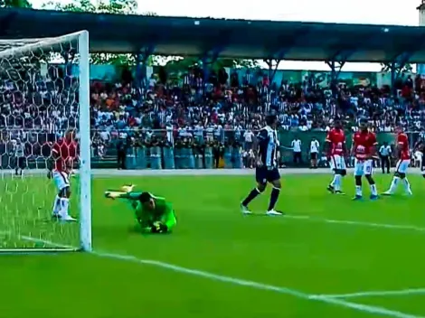 Ni 2 porteros la tapan: Peruzzi marcó golazo para Alianza