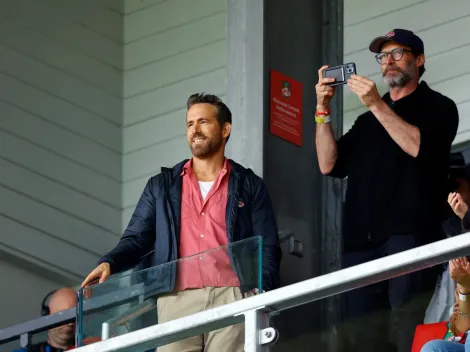 Ryan Reynolds y Hugh Jackman vieron un partido de fútbol en Inglaterra