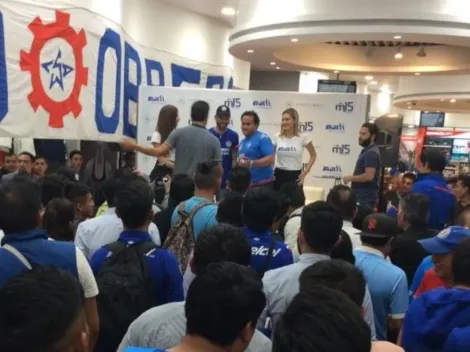 Aficionados de Cruz Azul obtuvieron recuerdo de Chelito Delgado