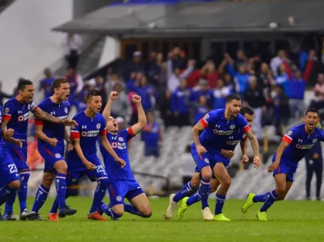 Plantel de Cruz Azul festeja con los aficionados el pase a la final de Copa MX