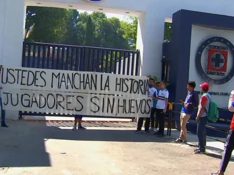 Aficionados de Cruz Azul protestan contra los jugadores en La Noria