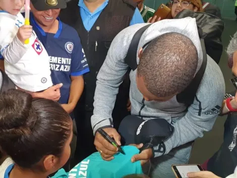 Locura celeste en el aeropuerto de la CDMX para recibir a Bryan Angulo