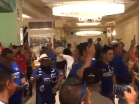 Aficionados toman el hotel de concentración de Cruz Azul