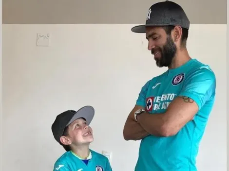 Chelito Delgado comparte una foto con su hijo y la playera de Cruz Azul