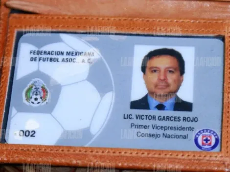 Víctor Garcés muestra su credencial que lo acredita como vicepresidente de Cruz Azul