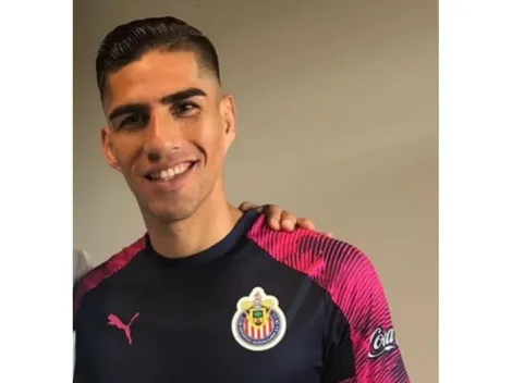 Madueña ya posa con el jersey de Chivas y es la 1ra baja de Cruz Azul