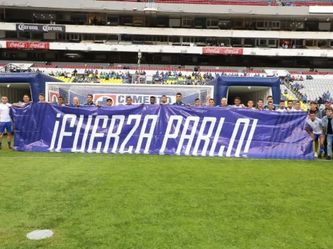 Plantel de Cruz Azul despliega una manta en apoyo a Pablo Aguilar