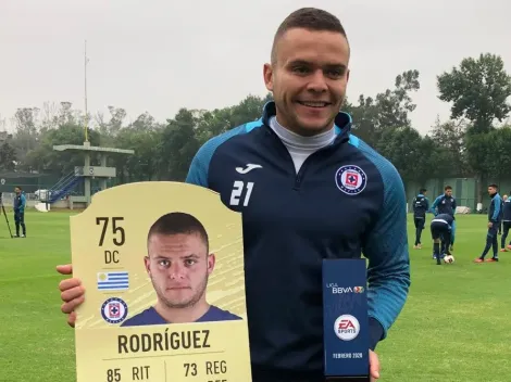 Pasillo a Cabecita tras ser elegido mejor jugador de febrero por Liga MX