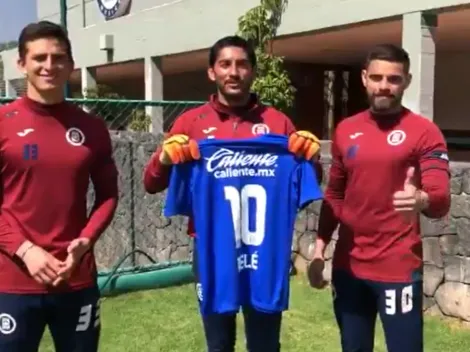 "Quítenselo": Afición reclama el 10 de Castro en el homenaje a Pelé