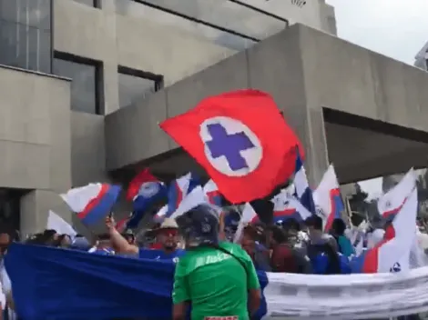 Afición de Cruz Azul se reúne en el hotel con mantas y canciones