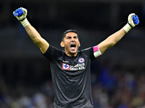 Chuy celebra el buen resultado de Cruz Azul en el Clásico Joven