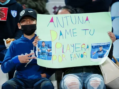 Con un cartel, aficionado le pide a Antuna su jersey ¡Y sí se lo dio!