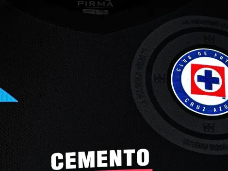 ¿Se ve mejor la playera alternativa de Cruz Azul en color negro?