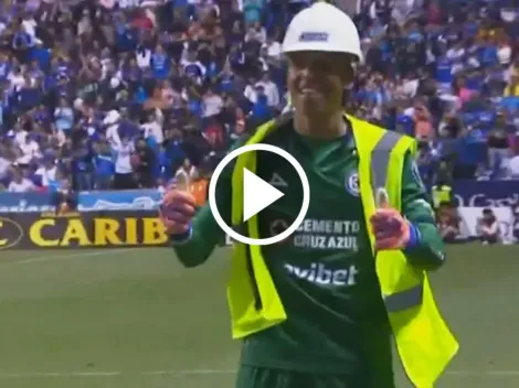 El gesto de Kevin Mier con los trabajadores de la cementera en pleno partido