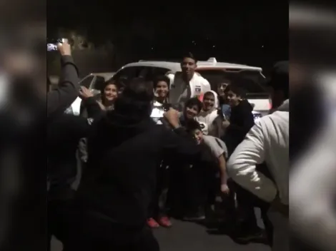 ¡Gigante! Brayan Cortés se bajó de su auto para fotografiarse con 15 niños