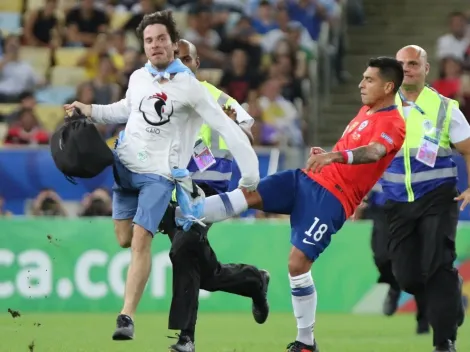 Jara debió recibir tarjeta roja por patada a hincha gallina que ingresó a la cancha