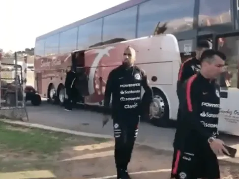 Arturo Vidal se baja del bus y ataca a la prensa: "¿Quiénes son los sapos?