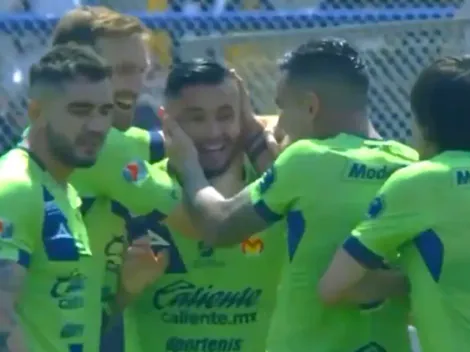 ¡Millar aprovecha error del arquero para convertir un golazo para el Monarcas!