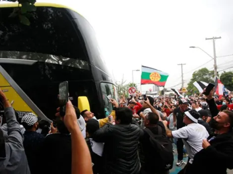 Antes de subirse al bus, los jugadores agradecieron a la hinchada