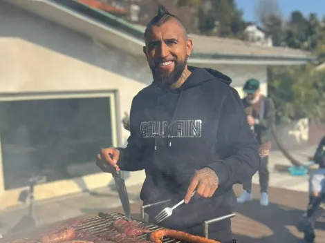 Arturo Vidal se luce haciendo un asado en la previa del Superclásico