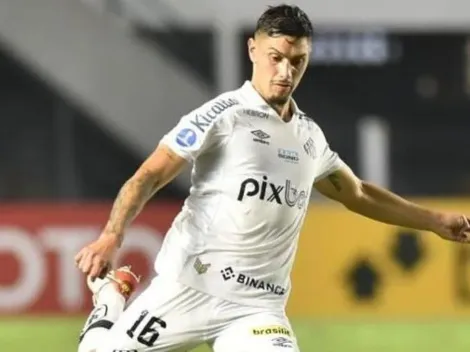 El defensor Emiliano Velásquez de Santos en órbita de Colo Colo