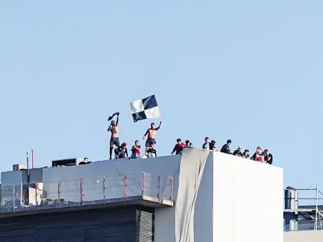 Hinchas de Colo Colo ven el partido en la azotea de un edificio