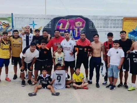 Erick Pulgar juega una pichanga con la camiseta de Colo Colo