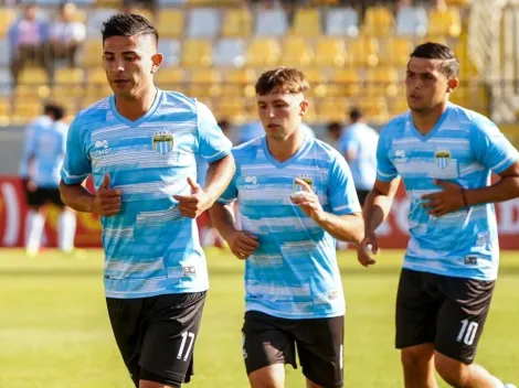 Felipe Flores es aplaudido por la hinchada de Colo Colo