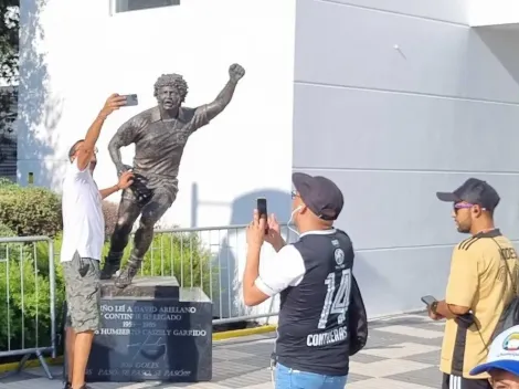 Filas de hinchas por una foto con la estatua de Caszely