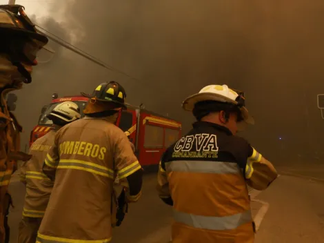 Bomberos y personal de Conaf reciben homenaje en la Supercopa