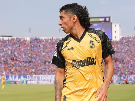 Almirón le pasa la pelota a Cabral para que llegue a Colo Colo